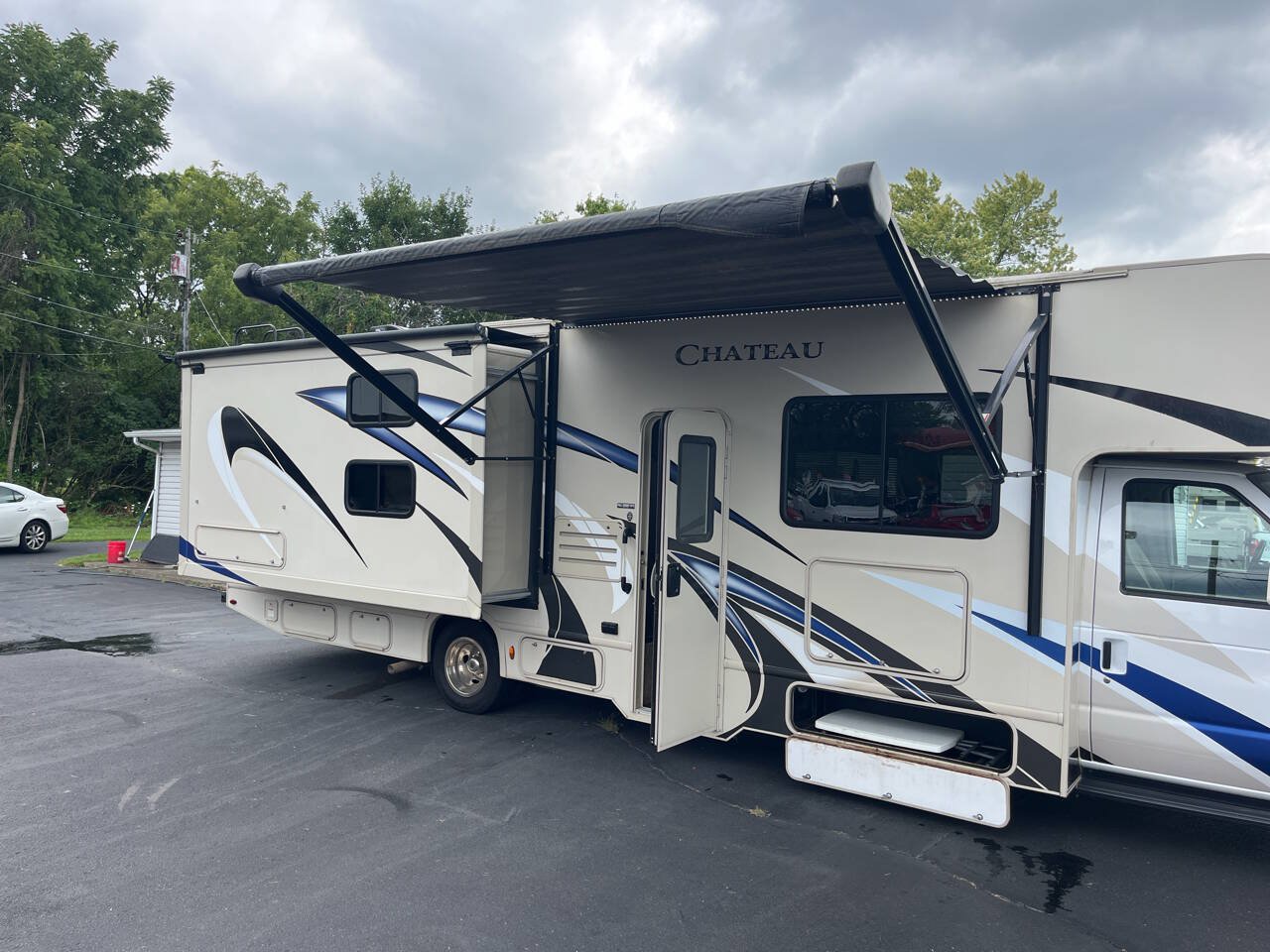 Used 2018 Ford E-450 and Econoline 450 Super Duty w/ Motorhome Prep Package RWD image 27
