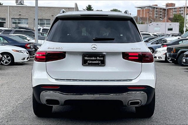 Used 2026 Mercedes-Benz GLB 250 4MATIC image 3