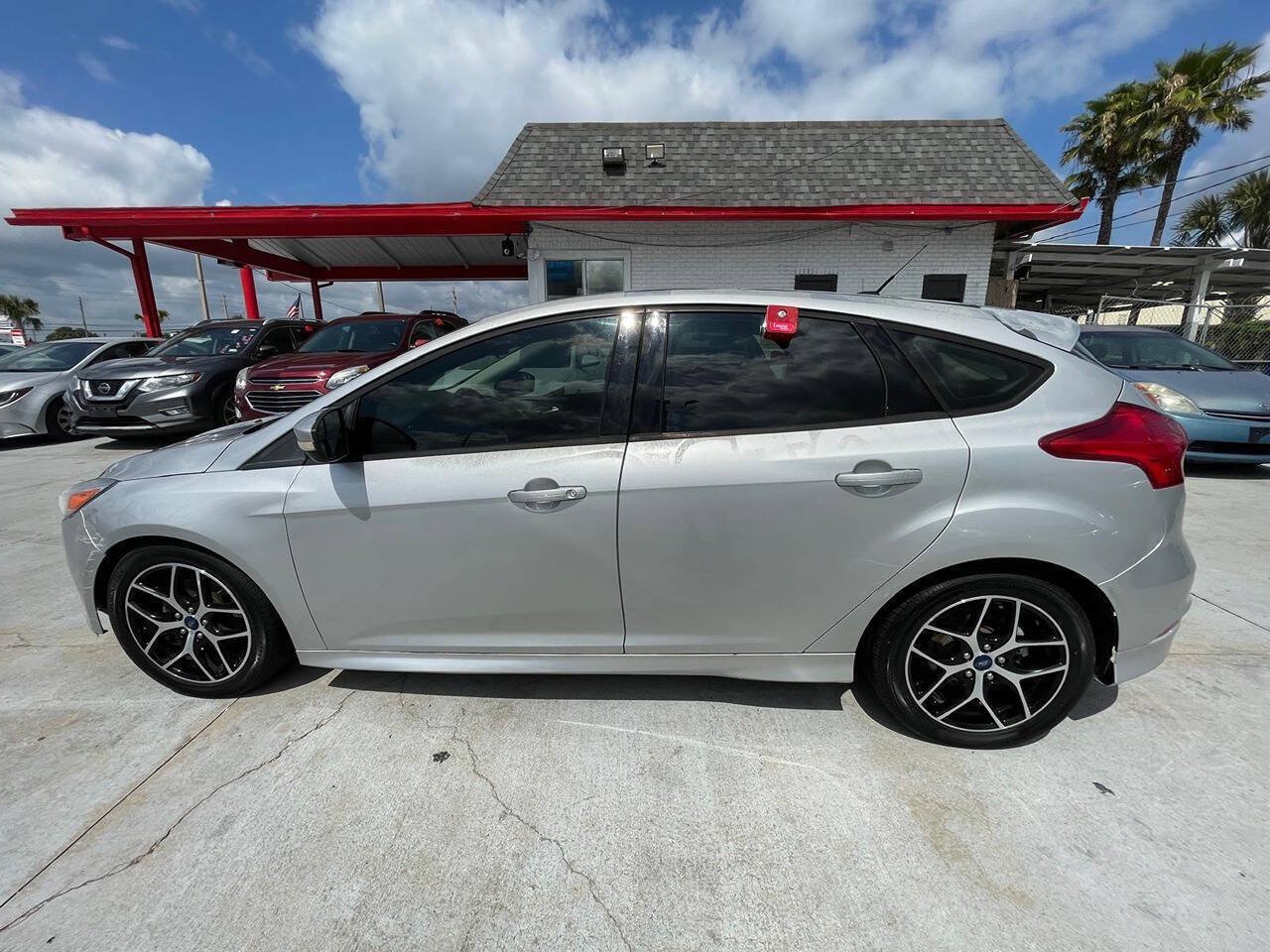 Used 2016 Ford Focus SE w/ SE Sport Package FWD image 17
