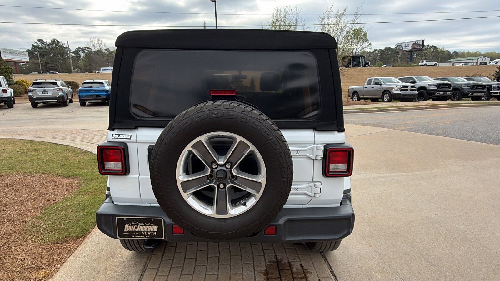 Used 2018 Jeep Wrangler Unlimited Sahara AWD/4WD image 9