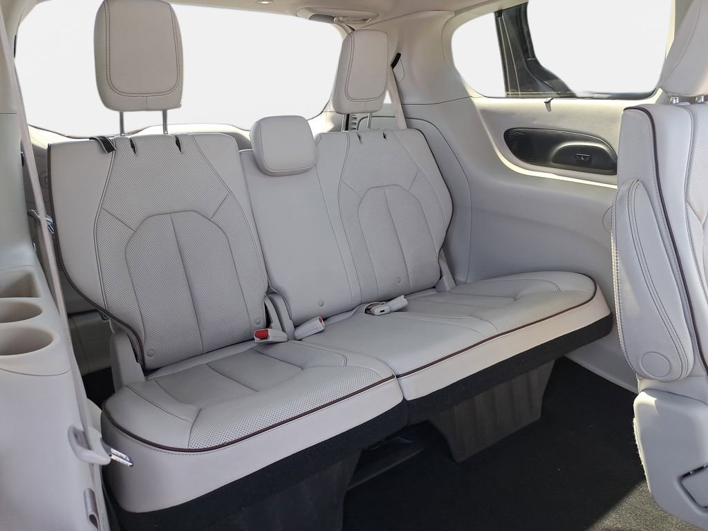 Used 2018 Chrysler Pacifica Limited FWD image 12