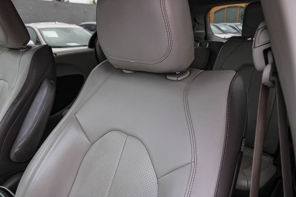 Used 2018 Chrysler Pacifica Touring-L w/ Tire & Wheel Group FWD image 25