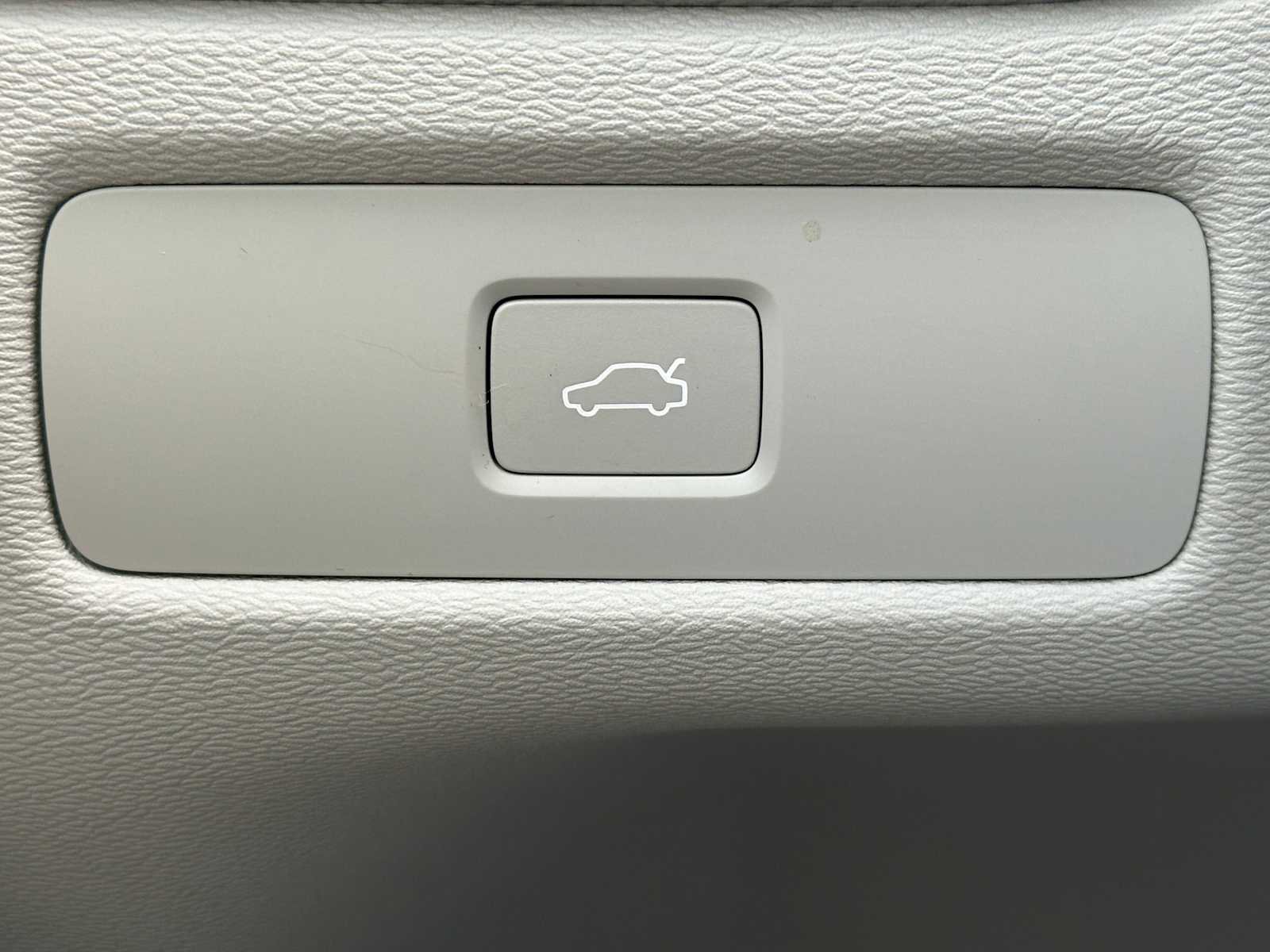 Used 2025 Volvo XC60 B5 Plus w/ Protection Package Premier image 32