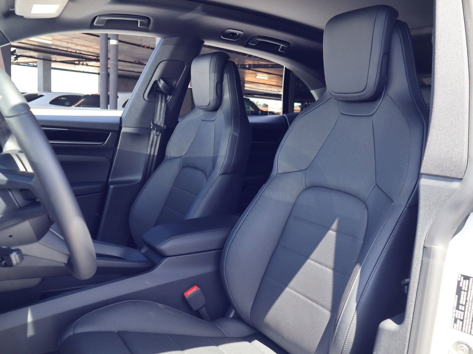 Certified 2025 Porsche Macan Electric RWD image 5