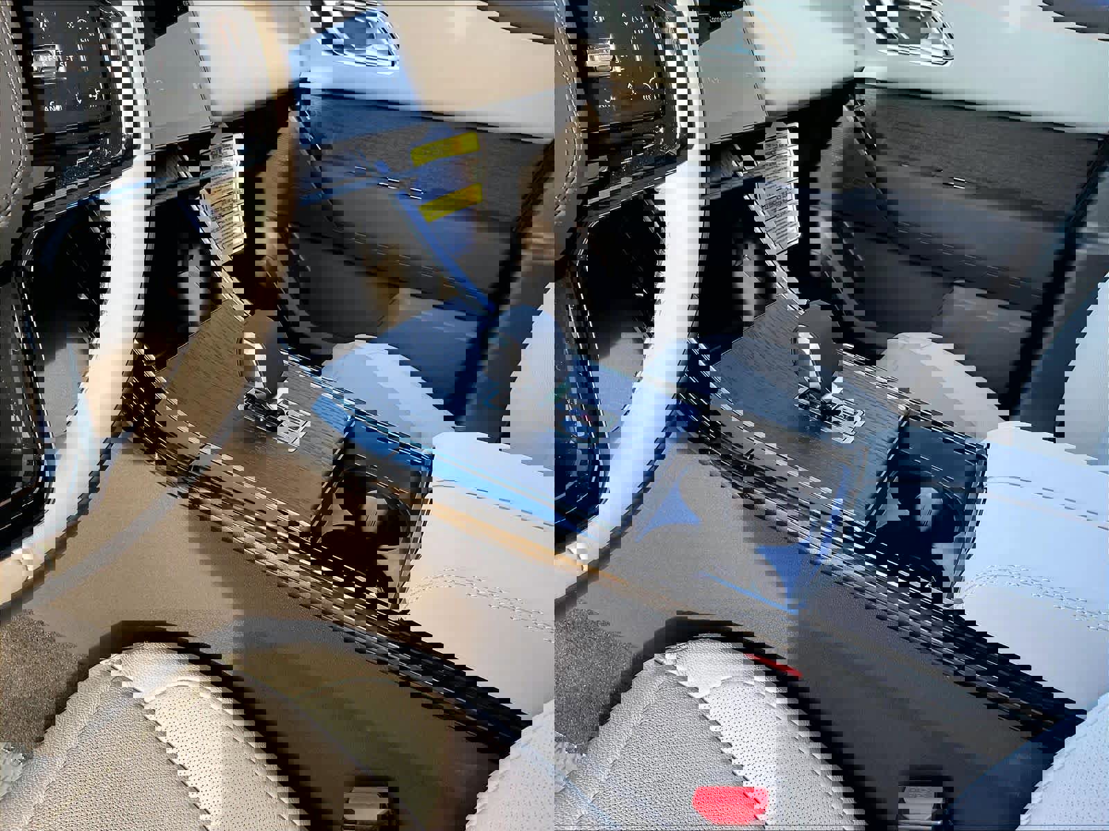 New 2026 Land Rover Range Rover Velar Dynamic SE image 10