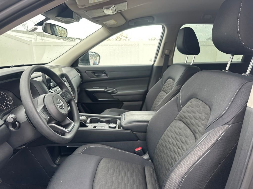 Used 2025 Nissan Pathfinder S image 12