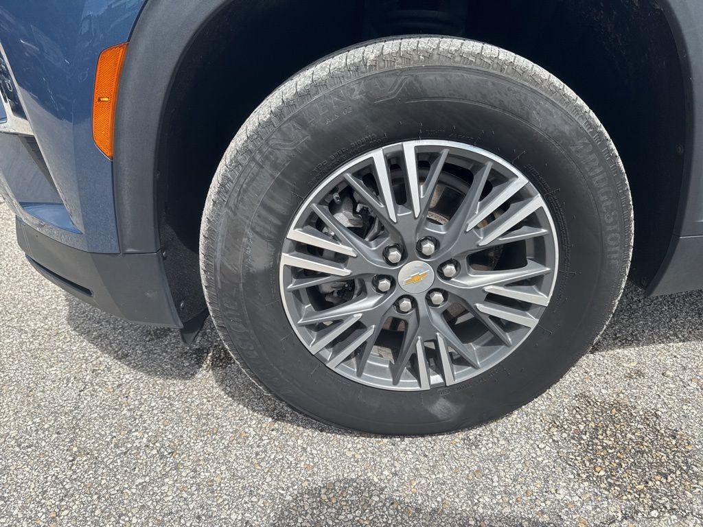 Used 2025 Chevrolet Traverse LT image 13