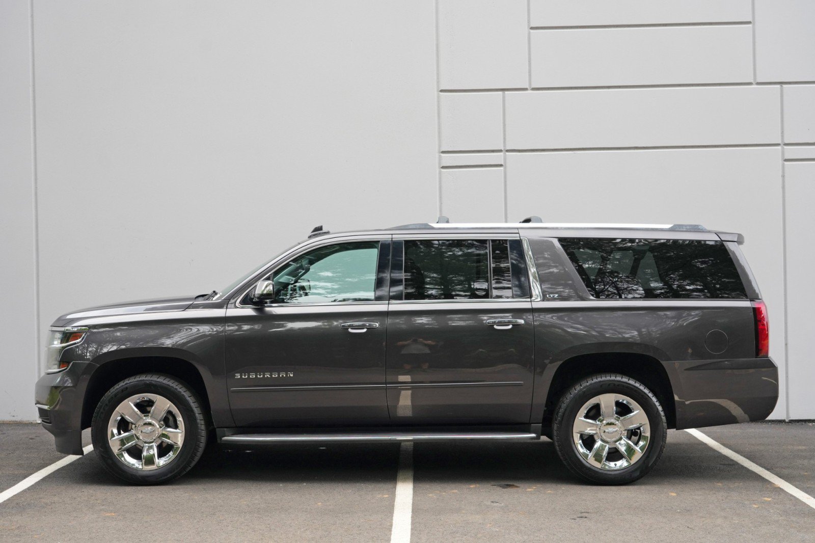 Used 2015 Chevrolet Suburban LTZ RWD image 53