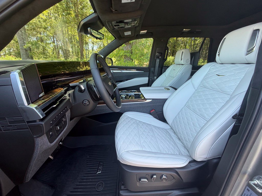 New 2026 Cadillac Escalade Platinum Sport w/ LPO, ONYX Package AWD/4WD image 13