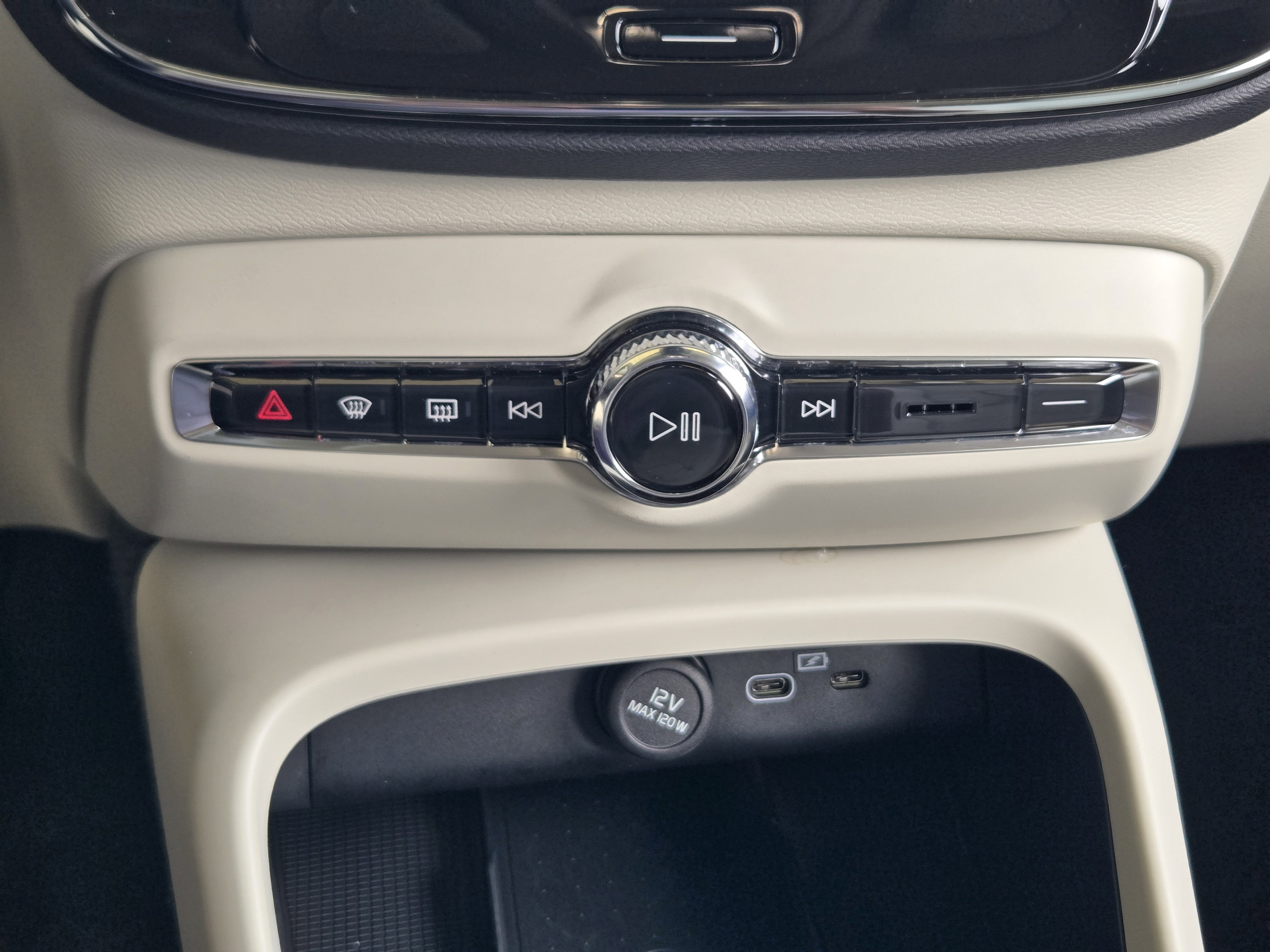 Used 2025 Volvo XC40 B5 Plus w/ Protection Package Premier image 26