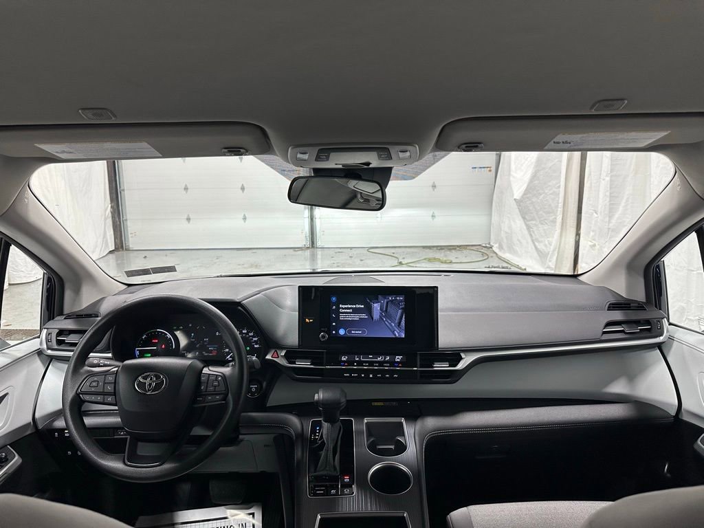Used 2025 Toyota Sienna LE image 41