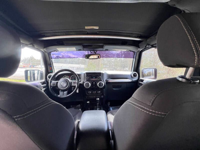 Used 2015 Jeep Wrangler Unlimited Sahara w/ Connectivity Group AWD/4WD image 14