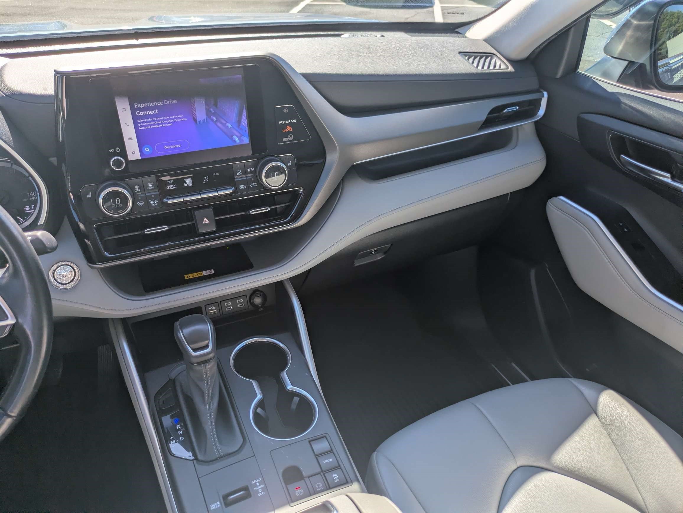 Used 2023 Toyota Highlander XLE FWD image 24