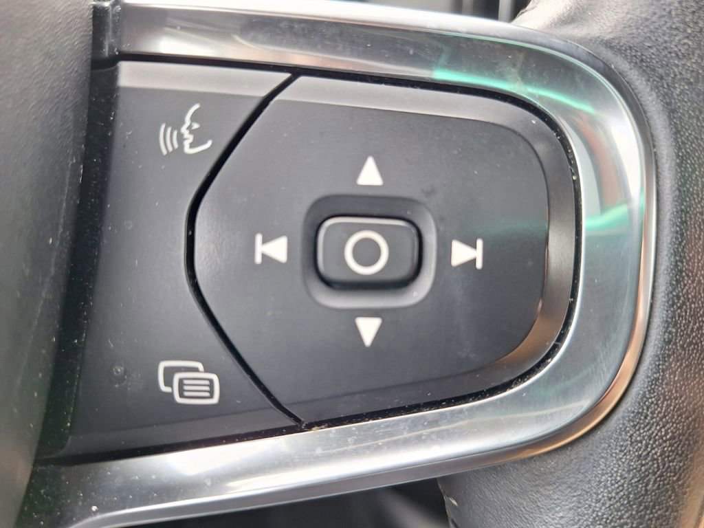 Used 2019 Volvo XC40 T5 Momentum image 13