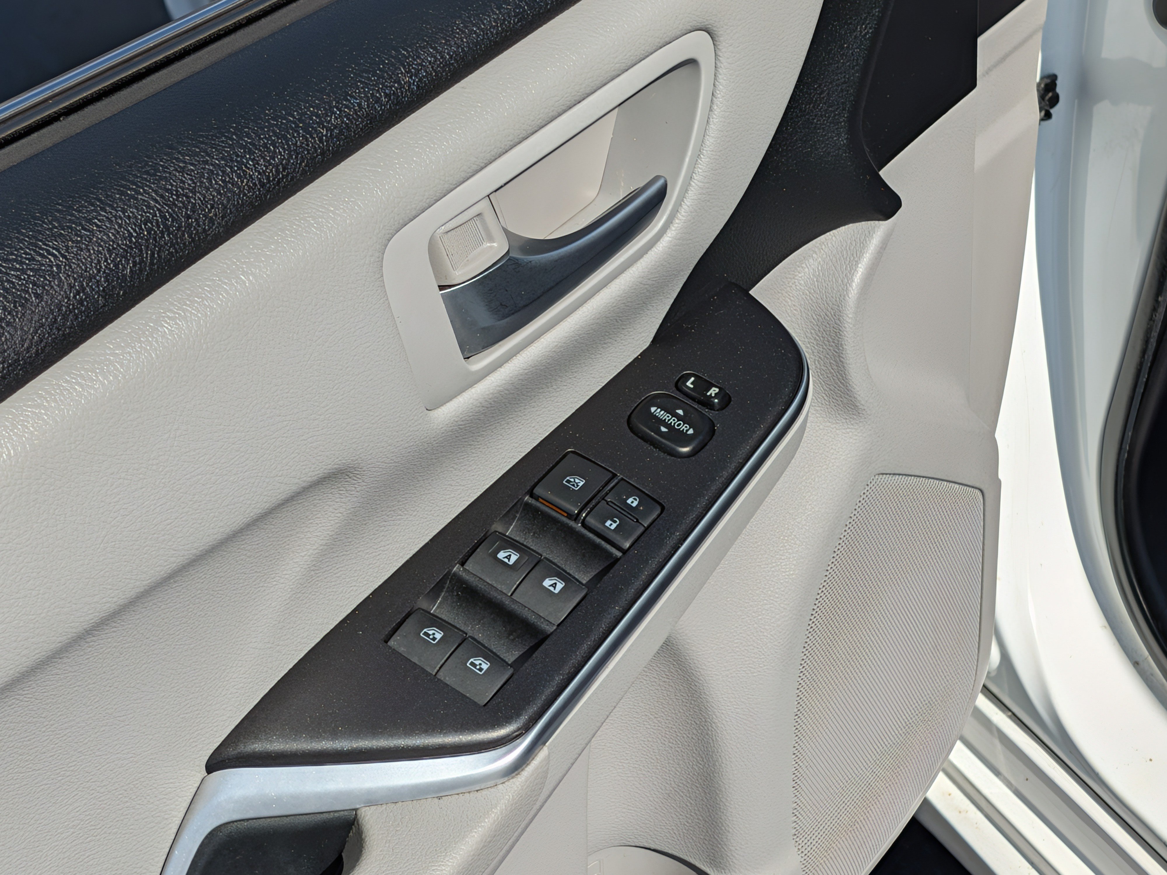Used 2015 Toyota Camry SE w/ Moonroof Package FWD image 18