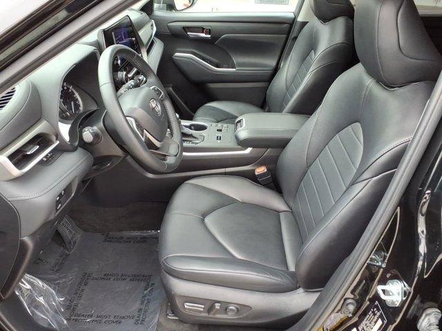 Used 2023 Toyota Highlander XLE FWD image 13