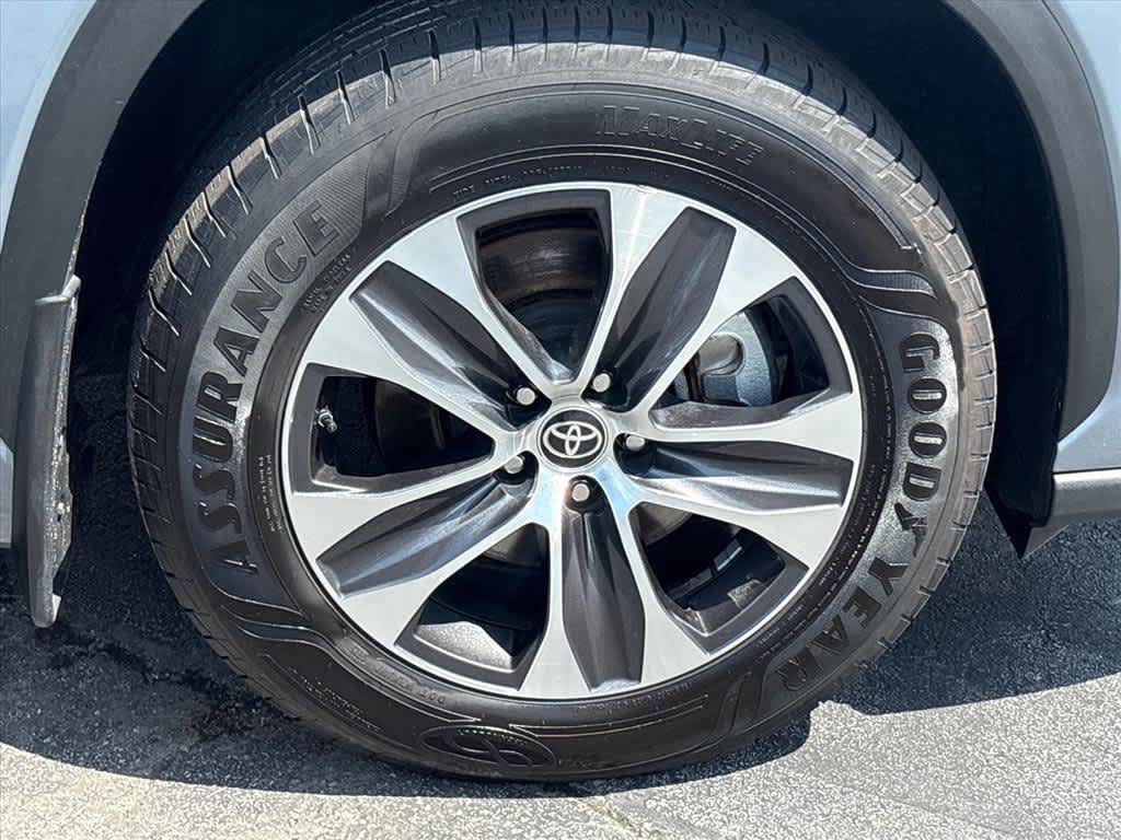 Used 2022 Toyota Highlander XLE AWD/4WD image 32