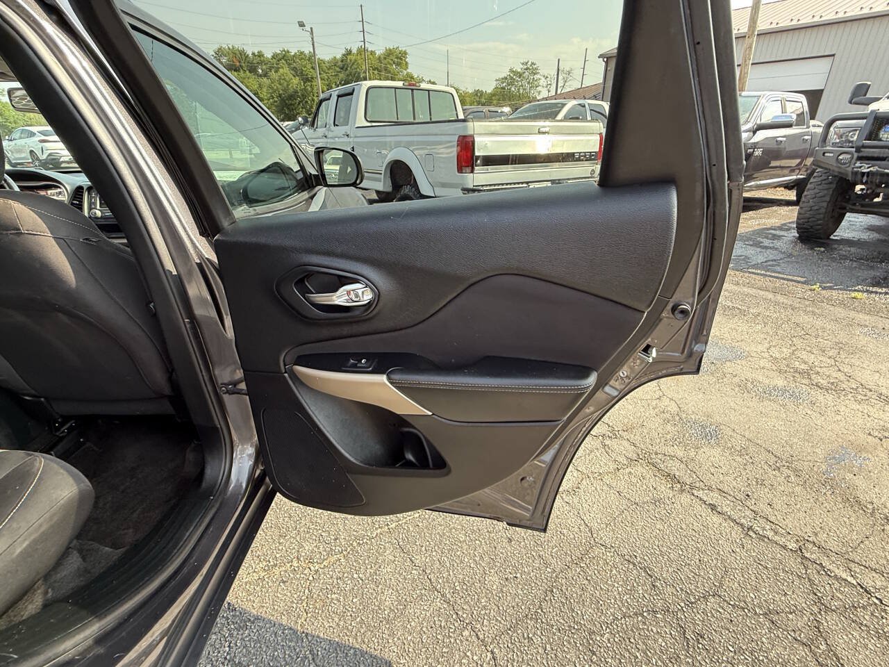 Used 2018 Jeep Cherokee Latitude w/ Altitude Package FWD image 22