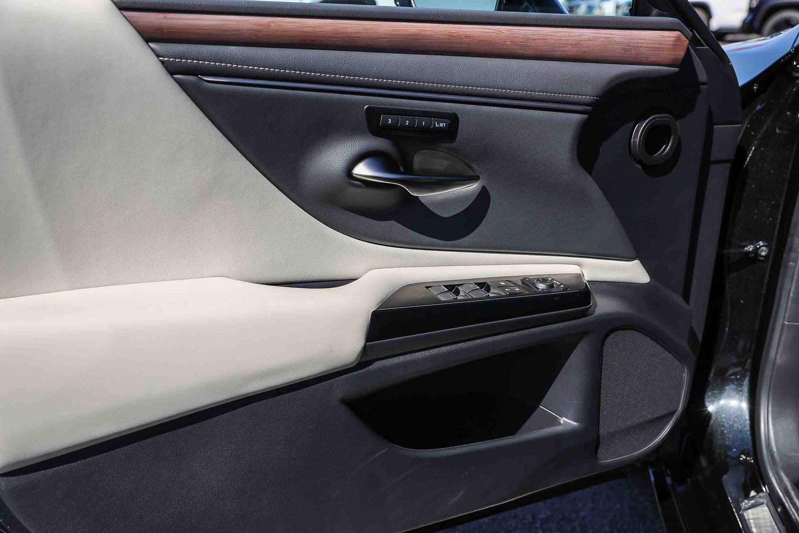 Used 2025 Lexus ES 350 w/ Premium Package FWD image 20