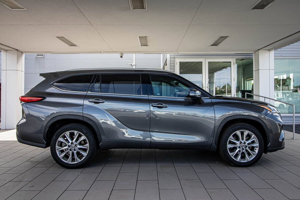 Used 2023 Toyota Highlander Limited image 19