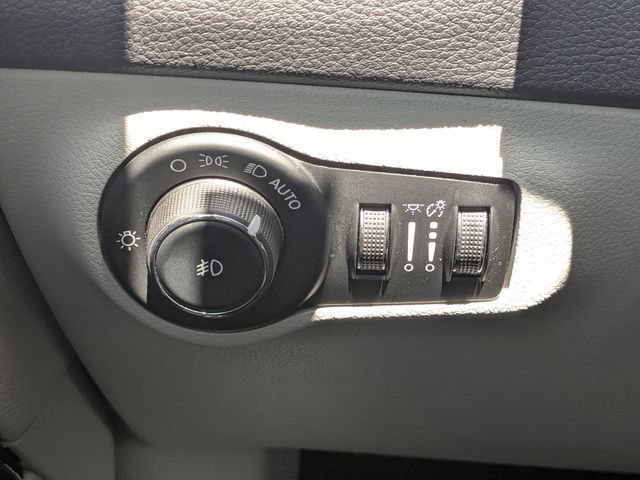 Used 2018 Jeep Compass Latitude w/ Popular Equipment Group FWD image 23