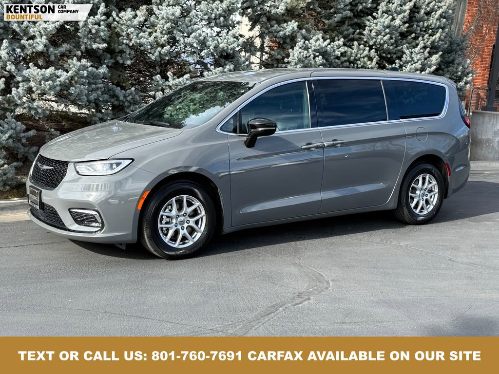 Used 2025 Chrysler Pacifica Select image 1