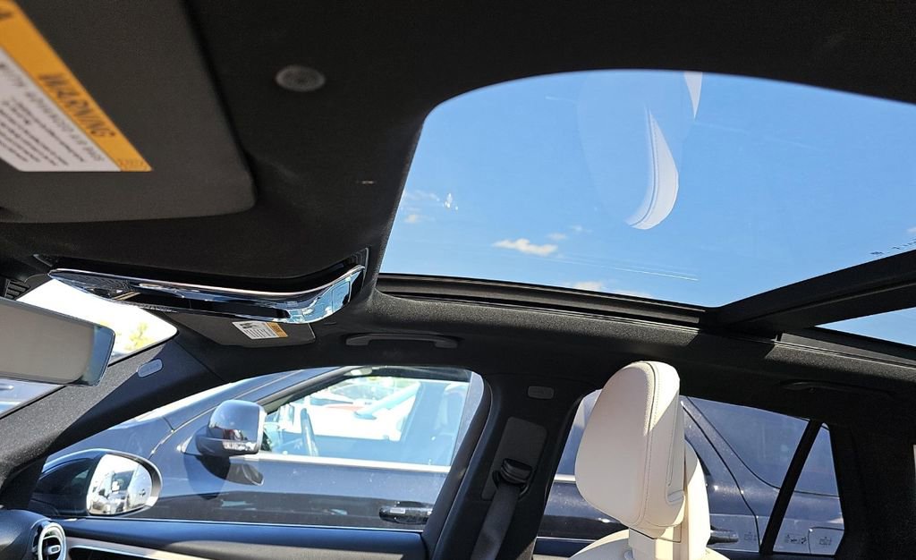 Used 2025 Mercedes-Benz GLC 300 4MATIC image 11