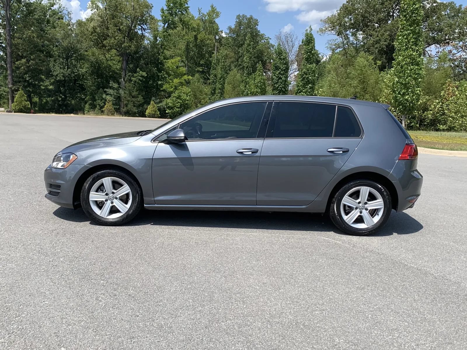Used 2017 Volkswagen Golf 4-Door FWD image 4
