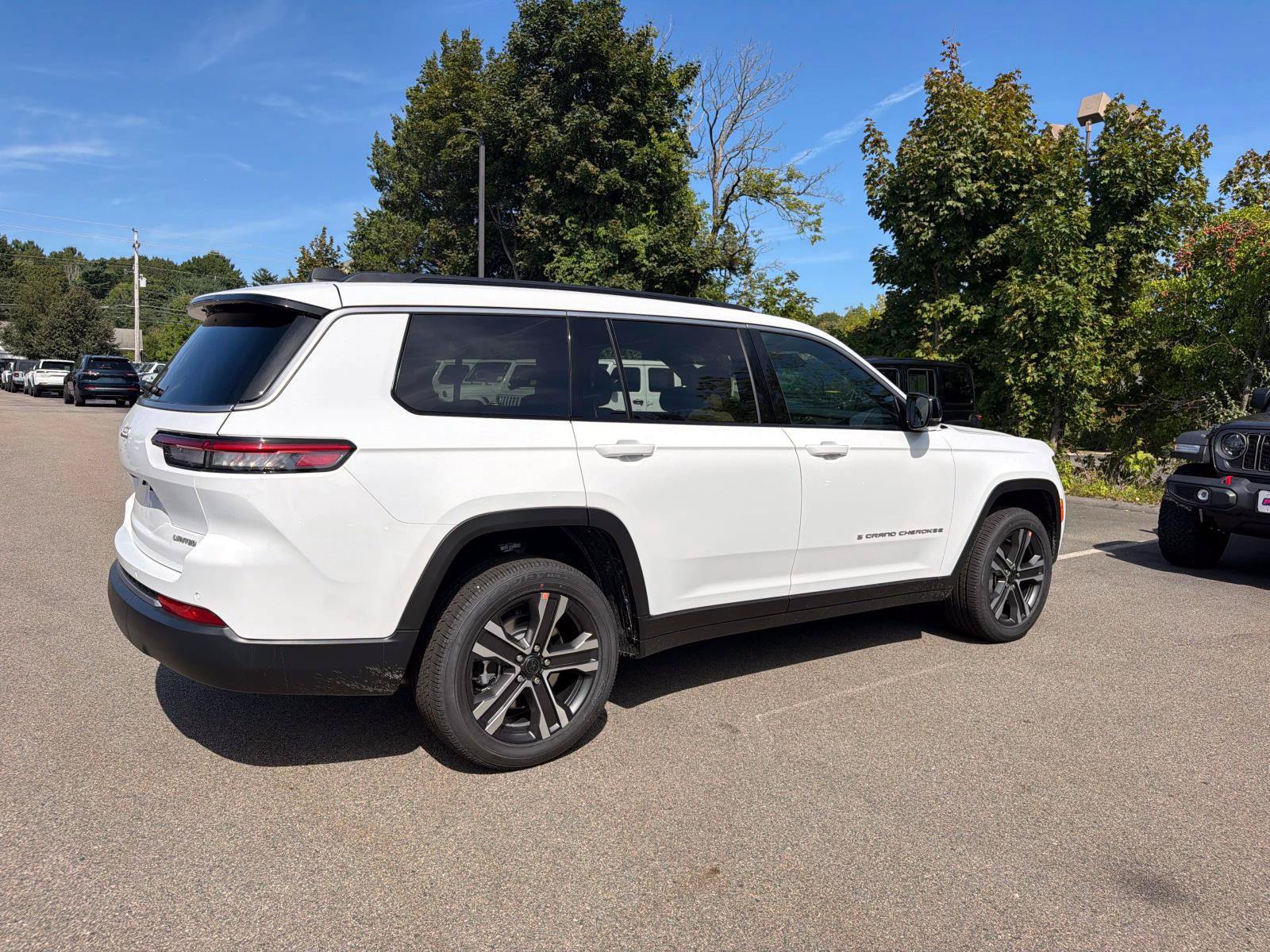 New 2027 Jeep Grand Cherokee L Limited AWD/4WD image 2
