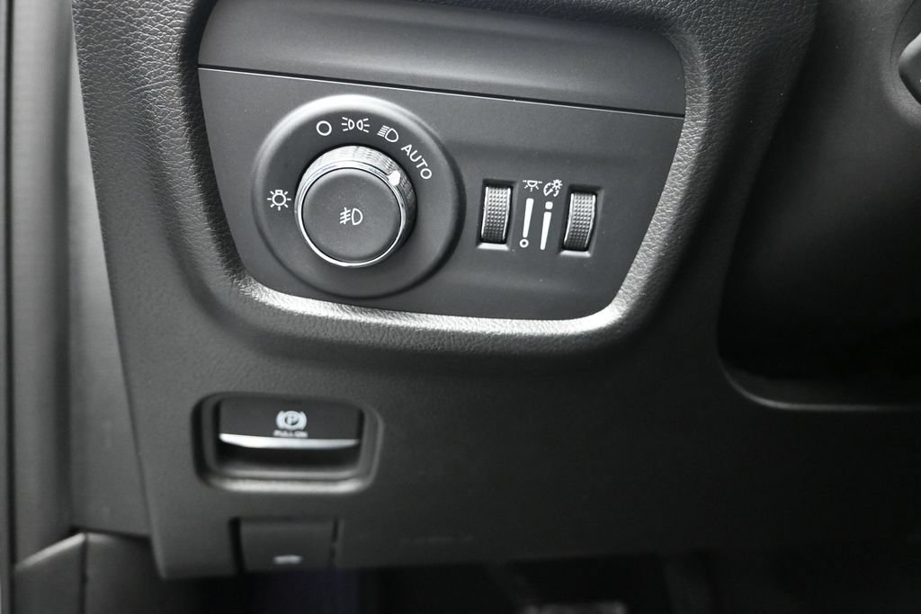 Used 2023 Jeep Grand Cherokee Overland w/ Luxury Tech Group IV RWD image 12