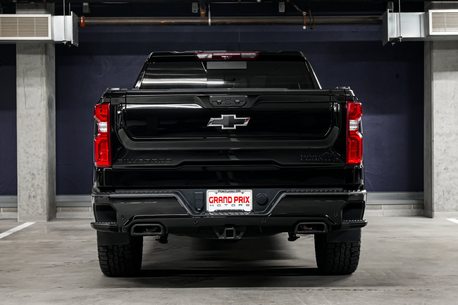 Used 2024 Chevrolet Silverado 1500 High Country w/ Midnight Edition AWD/4WD image 4
