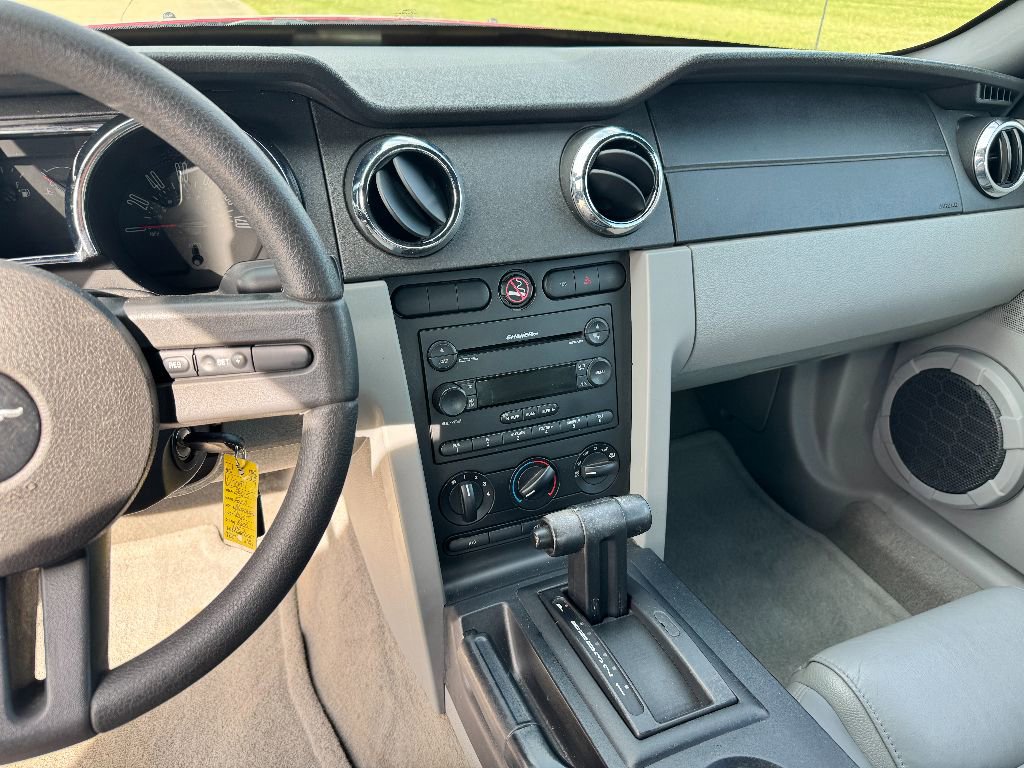 Used 2005 Ford Mustang Convertible image 17