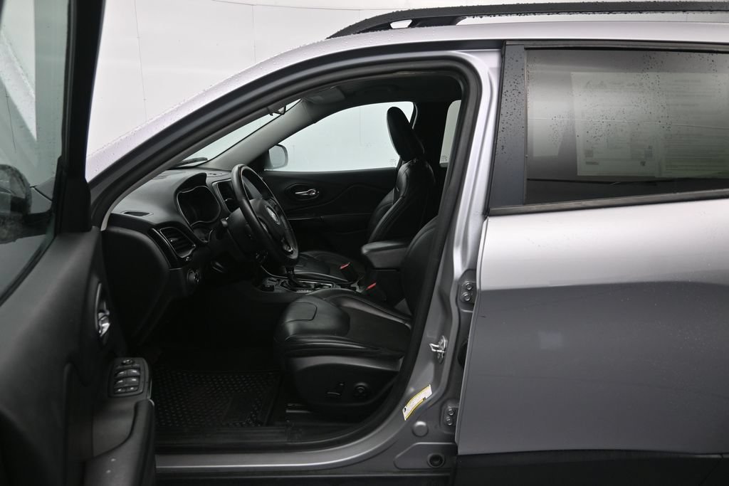 Used 2019 Jeep Cherokee Latitude Plus AWD/4WD image 19