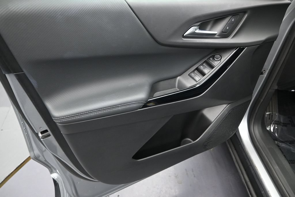 Used 2025 Chevrolet Equinox LT FWD image 11