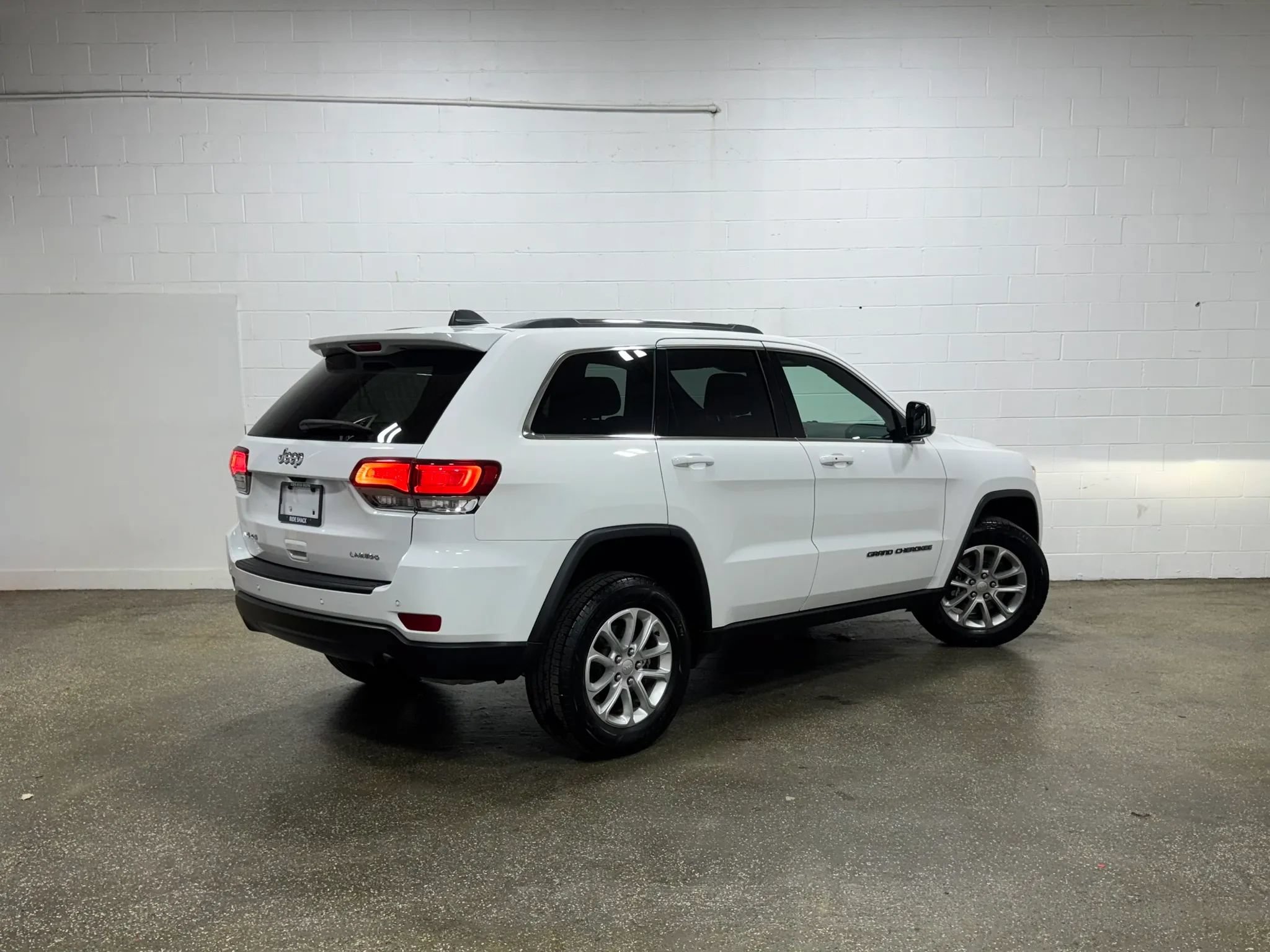 Used 2021 Jeep Grand Cherokee Laredo AWD/4WD image 3