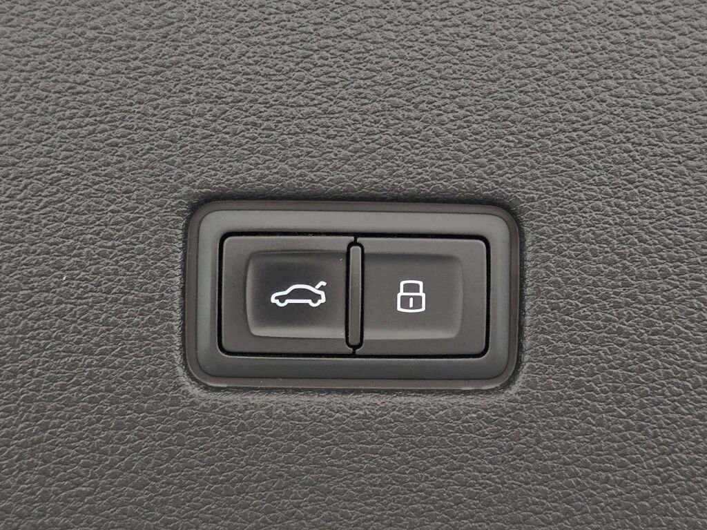 Used 2021 Audi Q8 Prestige w/ Prestige Package image 23