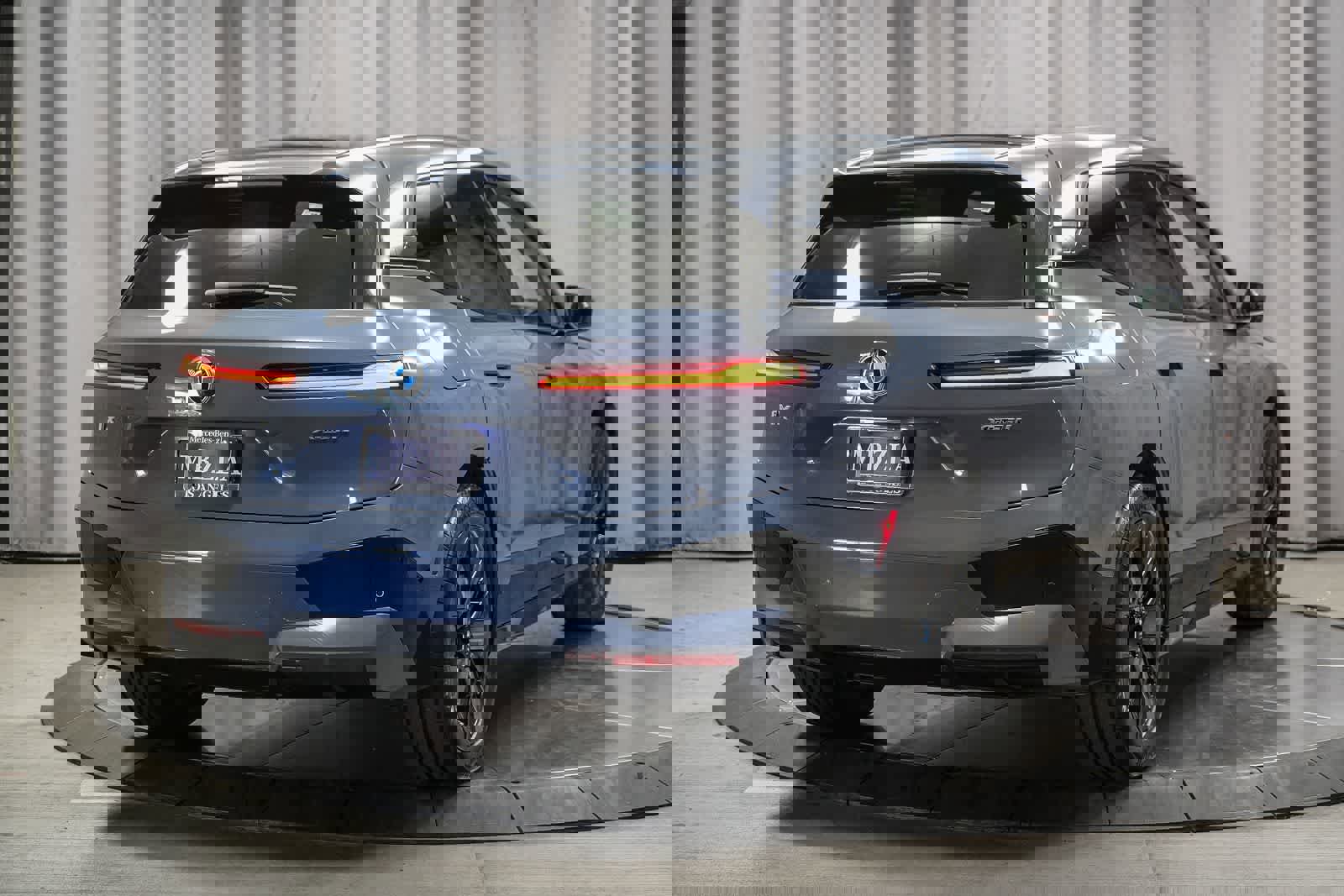 Used 2023 BMW iX xDrive50 w/ Sport Package image 7