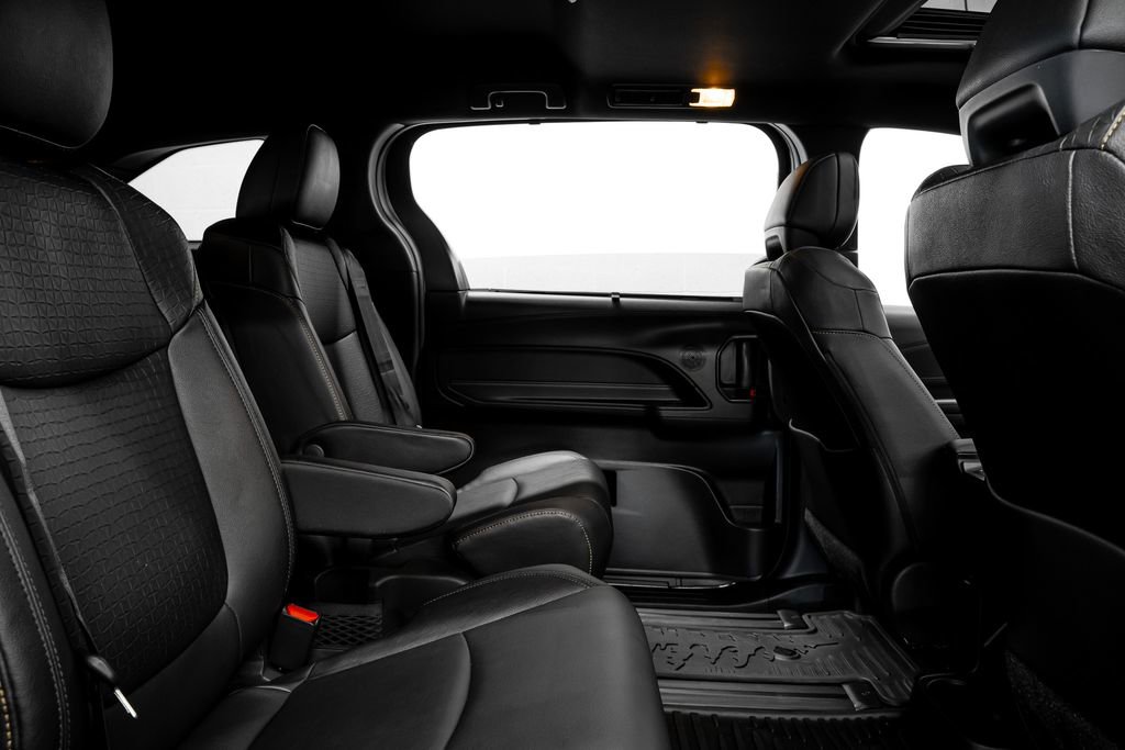 Used 2025 Toyota Sienna XLE Woodland Edition image 33