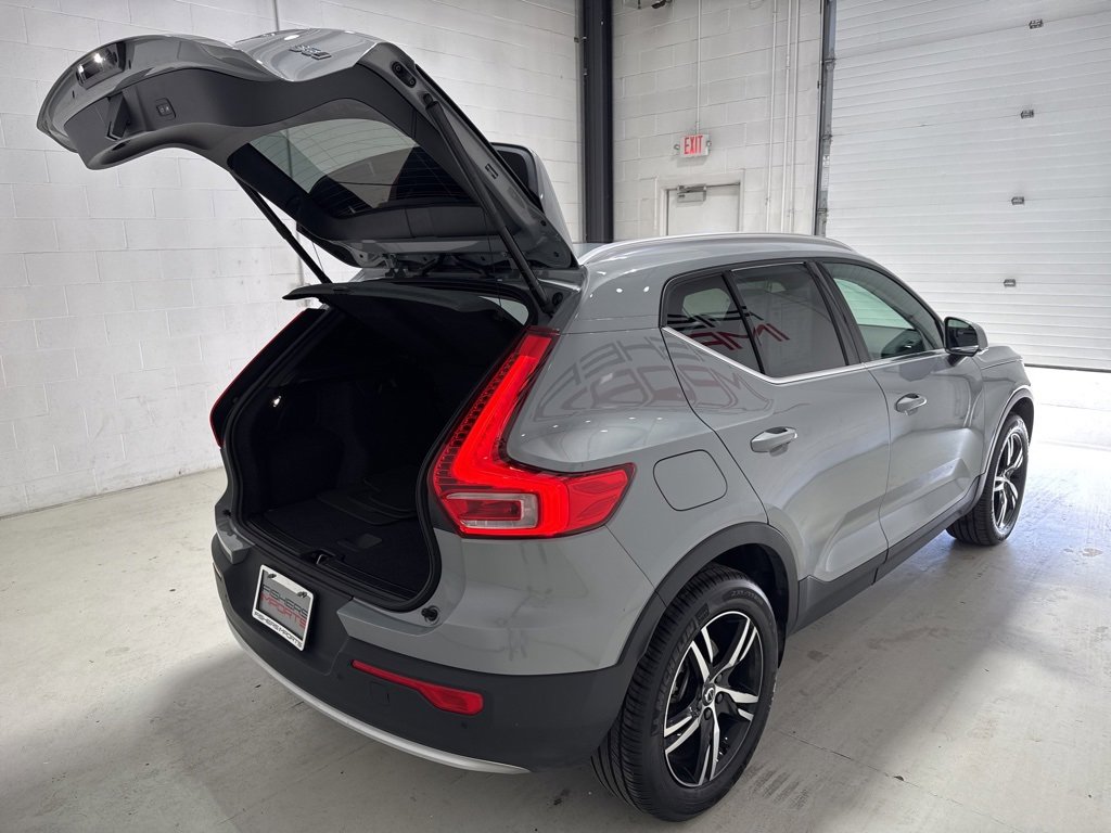 Used 2025 Volvo XC40 B5 Core image 30