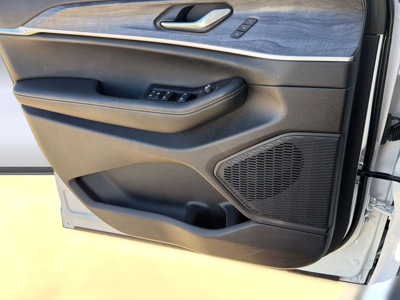 Used 2025 Jeep Grand Cherokee Limited image 22