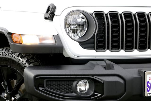 Used 2025 Jeep Gladiator Sport image 3