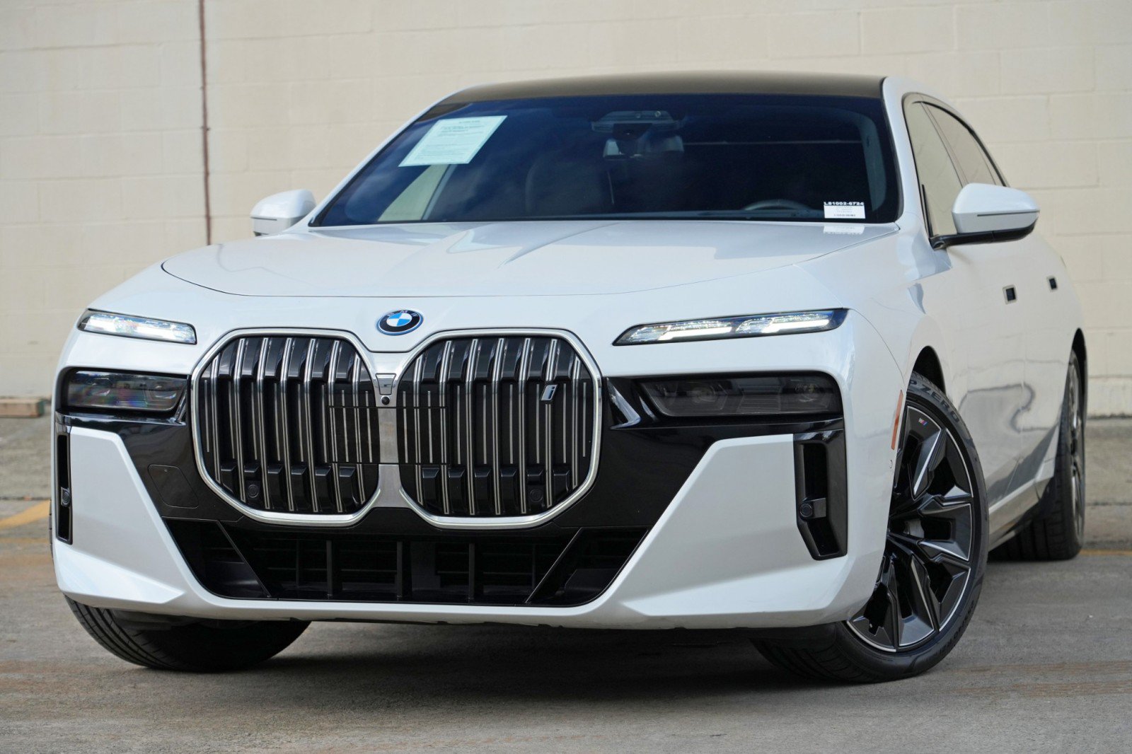 Used 2023 BMW i7 xDrive60 w/ Executive Package 2 AWD/4WD image 3