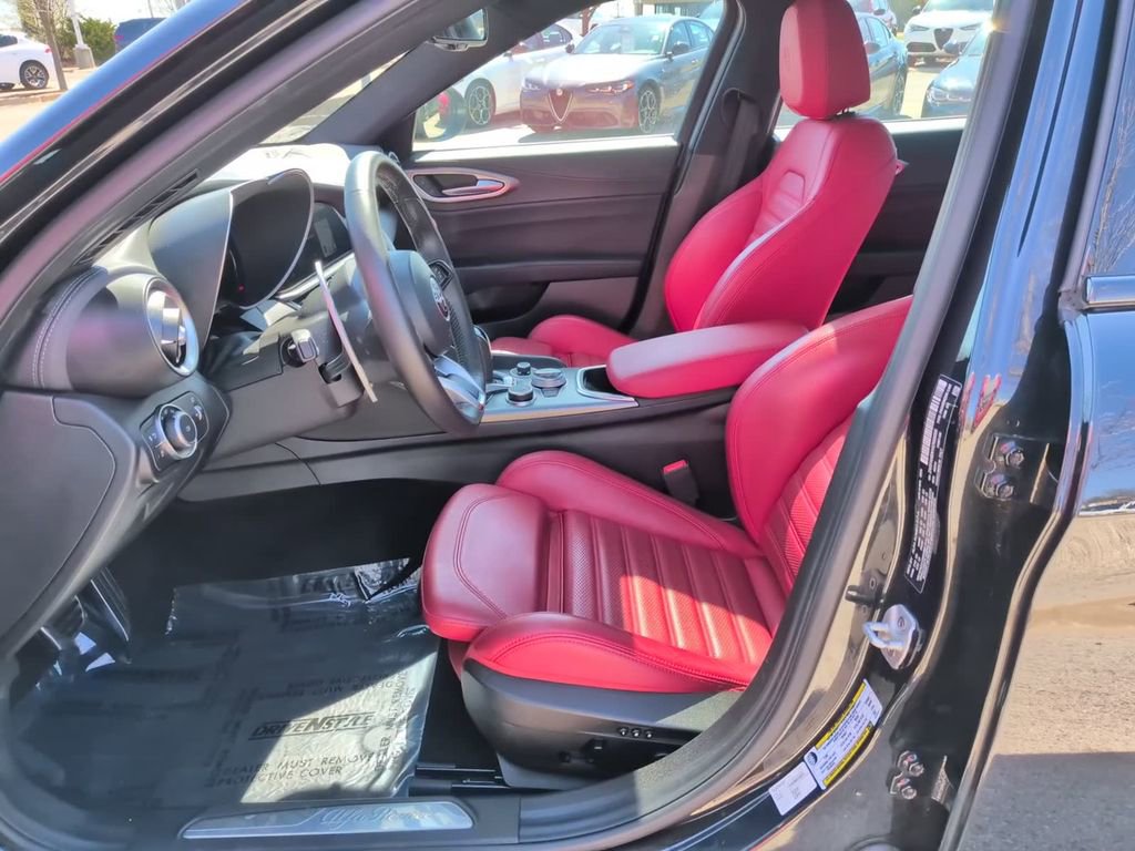 Used 2024 Alfa Romeo Giulia Veloce AWD/4WD image 23