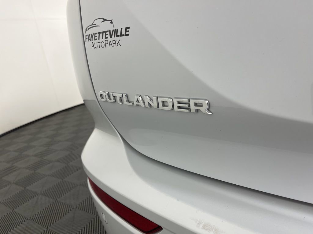 Used 2025 Mitsubishi Outlander SE image 3
