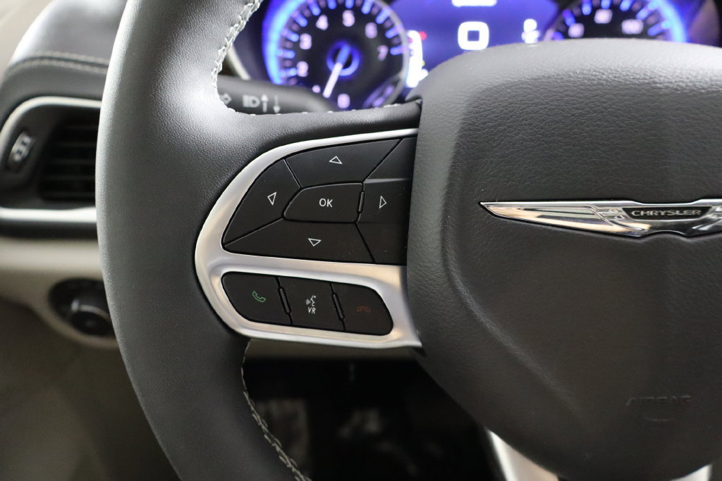 Used 2023 Chrysler Pacifica Limited FWD image 8