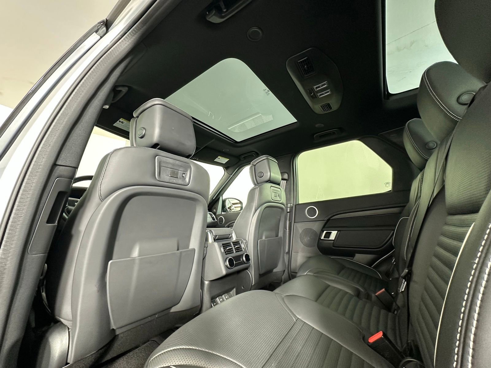 Used 2023 Land Rover Discovery Metropolitan Edition image 19