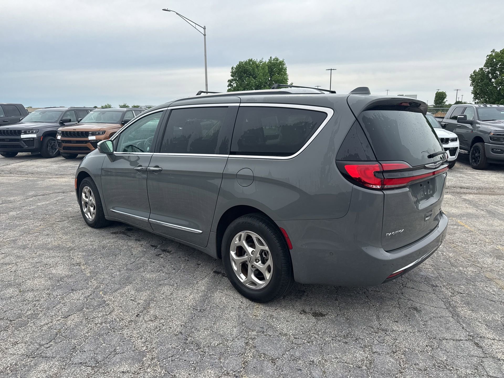 Used 2021 Chrysler Pacifica Limited w/ Premium & Safety Sphere Group AWD/4WD image 8