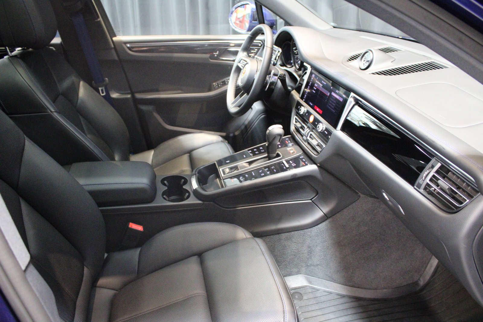 Certified 2024 Porsche Macan image 18