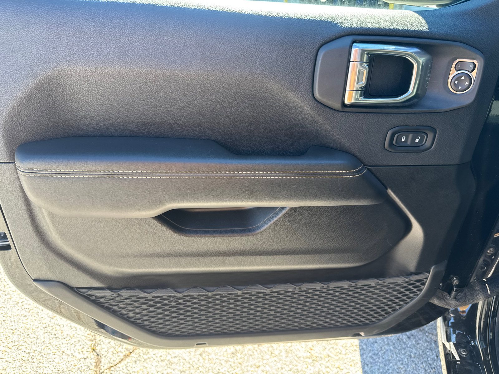 Used 2025 Jeep Wrangler Sahara w/ Safety Group image 10