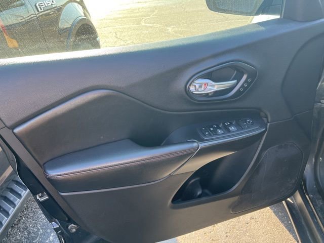 Used 2019 Jeep Cherokee Trailhawk AWD/4WD image 12